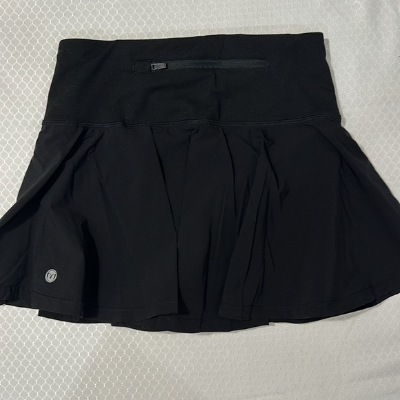 Black skirt with shorts underneath, side cell pockets in shorts, drawstring band - Picture 6 of 7